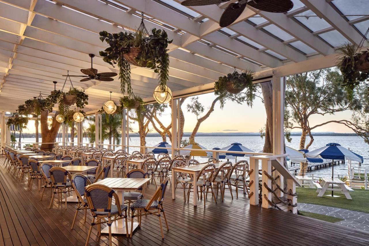 The Beachcomber Hotel & Resort, Ascend Hotel Collection Toukley Exterior foto The Deck at the InterContinental Sanctuary Cove Resort