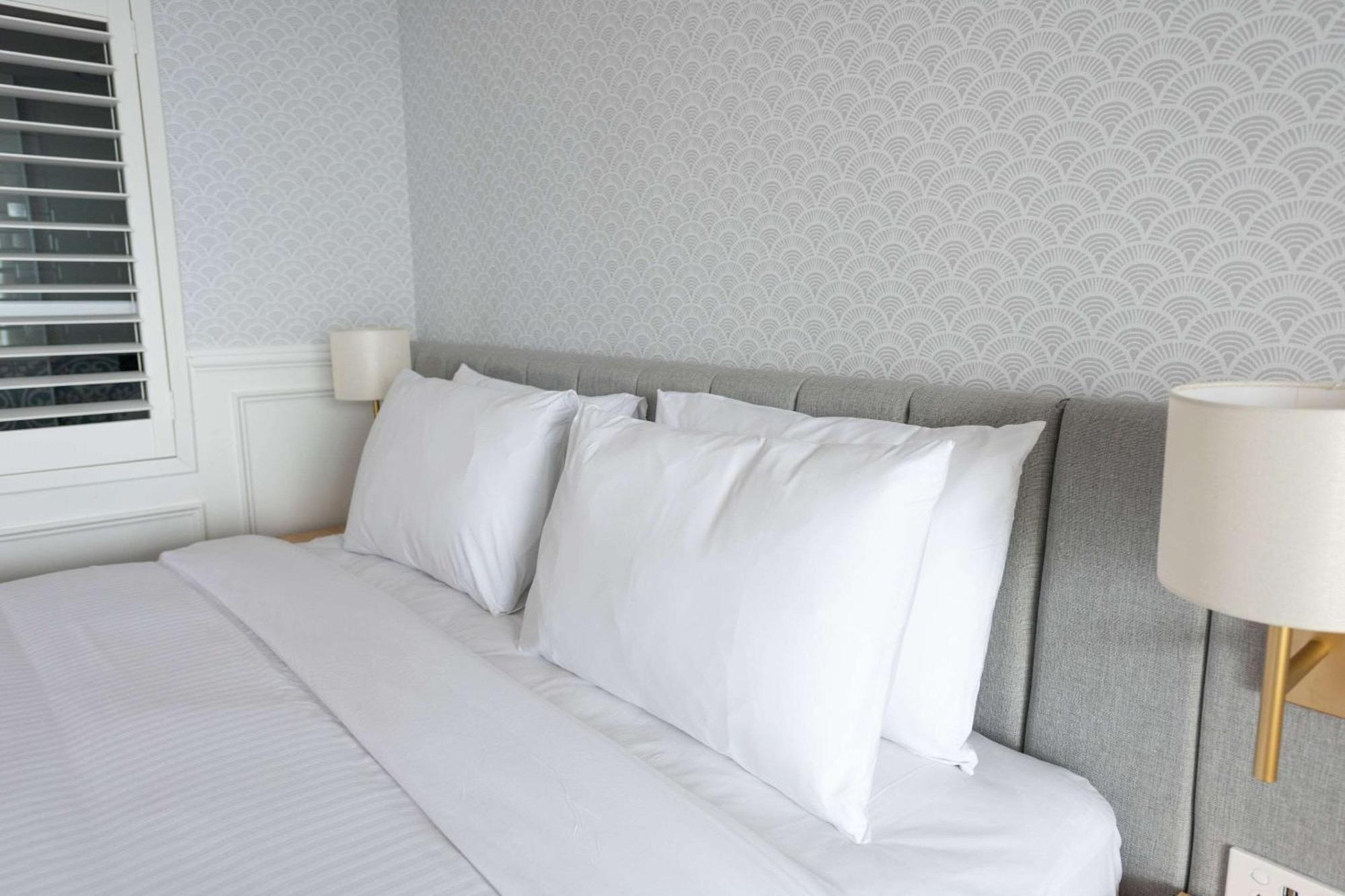 The Beachcomber Hotel & Resort, Ascend Hotel Collection Toukley Exterior foto Pillows on a bed