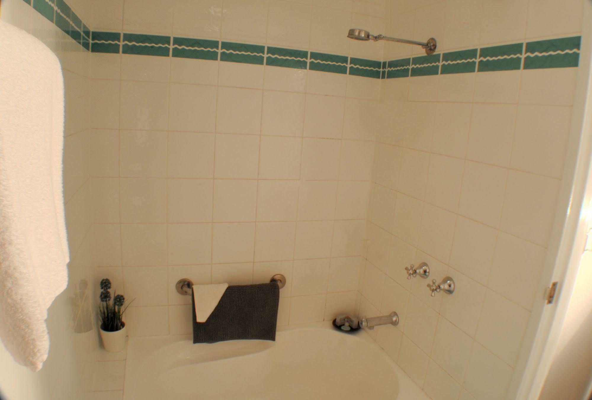 The Beachcomber Hotel & Resort, Ascend Hotel Collection Toukley Exterior foto A shower with a shower head and a body spray