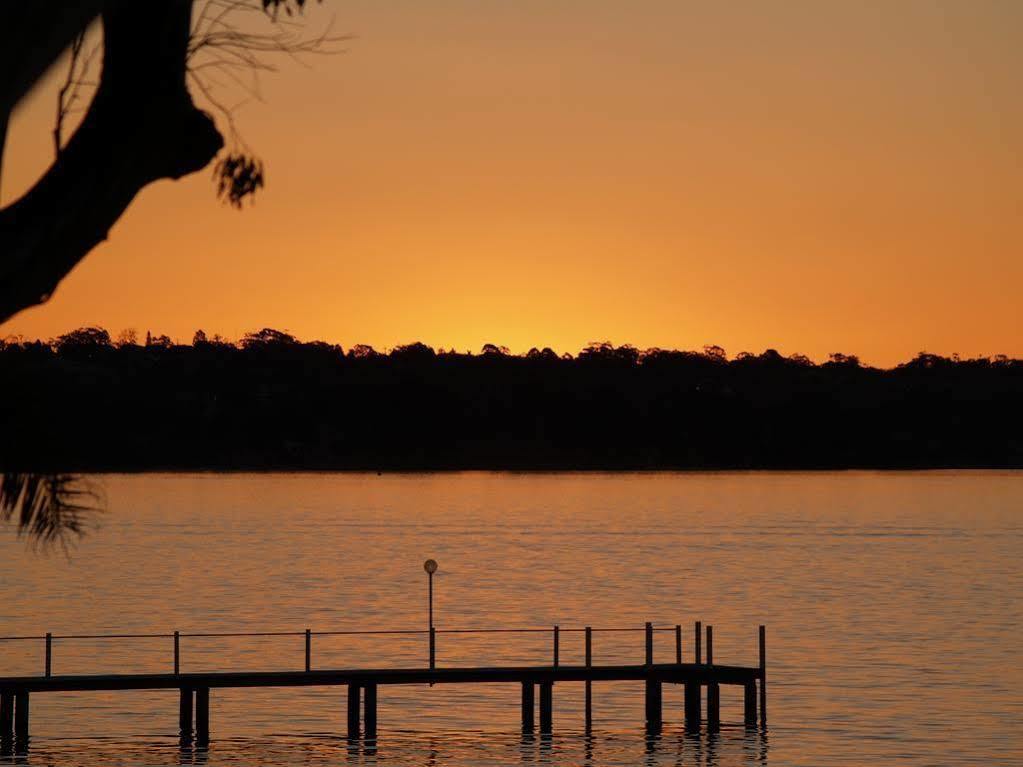 The Beachcomber Hotel & Resort, Ascend Hotel Collection Toukley Exterior foto Sunset over Lake Murray